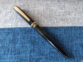 个人收藏正品鳄鱼签字笔一支，专用笔芯时间长不够流利，介意勿拍。笔身无掉漆，详看标志，可询更多细节，识者拍，看清拍，不退！