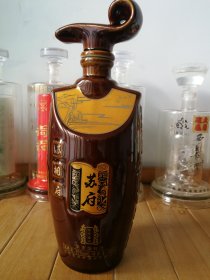 酒瓶。苏相府•苏府•苏府盛世酒瓶。39度500ml。石家庄苏府酒业有限公司出品。（非钱币，烟标，邮票，连环画）