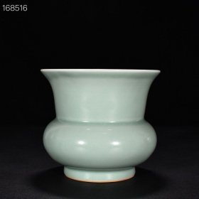 宋龙泉窑粉青釉渣斗 高13.3厘米 宽15.2厘米