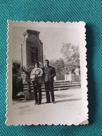 七十年代夫妻在抗战阵亡将士纪念碑前合影留念照