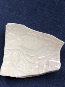 宋代定窑印花荷叶纹瓷片图案清晰，4.5、4.3、0.3厘米