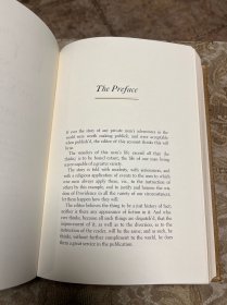 《鲁滨逊漂流记》Robinson Crusoe是英国作家丹尼尔·笛福Defoe的代表作，讲述了一位名叫鲁滨逊的青年，在一次航海中遭遇风暴，面对绝境，鲁滨逊凭借顽强的意志和不懈的努力，建造住所，种植粮食，驯养动物，制作工具，甚至救下并教化了一个土著人“星期五”，两人成为了忠实的朋友… 富兰克林Franklin出版社复刻1719年首版，真皮装帧，百部伟大作品系列，早期厚实无酸纸精品，崭新紧致。