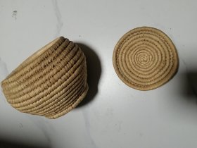【减价】【收藏杂项】 蒲草草编盒子 “战圣牌”围棋一副 （白子181粒、黑子175粒） 不懂材质喜欢的站内咨询 草编盒子一只灰尘旧另一只较洁净