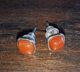 南红方珠（6mm)耳钉一对。几乎全新。便宜出拍欢迎捡漏。市场价500元。支持复检