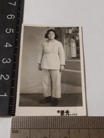 五十年代女军人个人照（美光照相馆）