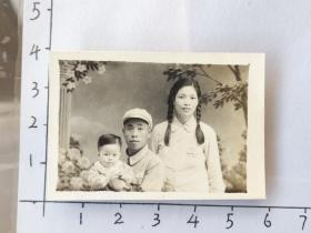 1956 中国人民解放军何天助着50式军装与粗辫子美女妻子和孩子合影照片(郭健相册)