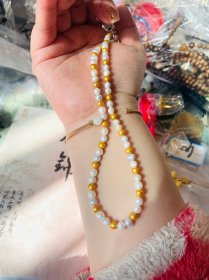 天然海水珍珠羽黄金白珍珠搭配多宝珍珠卡到6mm的
感兴趣的话点“我想要”和我私聊吧～