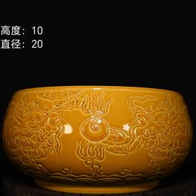 乾隆年制黄釉刻工双龙戏珠纹文房大笔洗。
 高度：10cm
直径：20cm