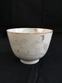 思绵绵而增慕：民国刻瓷（匏瓜牵牛）牛郎织女人物故事茗杯锯器精品一只：（刻瓷）是集绘画、书法、刻镂于一身，集笔、墨、色、刀为一体的传统艺术。此物造型挺拔秀丽，釉质润泽坚细，刻艺精湛流畅，使人感受到艺术与情感的和谐交融。其精彩图文堪璧联明末清初杰出诗人（屈大均）《七夕词-其六》：相思相望老年华，一宿欢娱未有家。织女何殊双顾兔，牵牛亦是一匏瓜。
