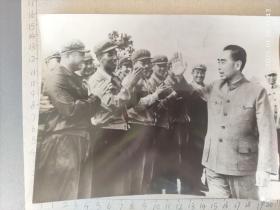 建国初期新闻展览老照片周总理接见军人照片(罕见)(有点反光)