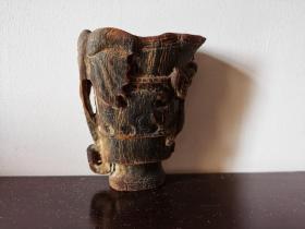 “乾隆年制”款牛角杯，高约8.5公分，宽约7.0公分。