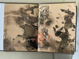 水浒《替天行道》长卷画册 戴敦邦绘 周一新题 。上世纪90年代戴敦邦先生绘制了一幅名为《梁山英雄末途图》的长卷，2000年初期曾刊载《中国美术全集》四幅选图，这套稿子当时没正式出版，为国外一收藏家收藏，在戴老大弟子周一新先生提议下，由中国邮政将这幅气势恢宏的手卷出版成册。改名为《替天行道》，作品长达完全拉开长达近15米。高28.6cm，宽20cm，印数：1000册，