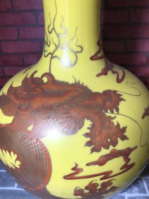 清代手绘龙纹描金天球瓶一个，器型规整精致，釉水发色纯正，包浆厚重