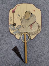 如僧 龙老石手绘绢本人物扇 21×19。龙老石，原名龙伟，号成云居士、三笑五步斋主人、养艺斋主、望湖楼主人，江苏徐州人。自幼习好书画篆刻，毕业于中国书画函授大学，曾入南京艺术学院学习，进修于浙江大学高级研究班，师承著名佛教界高僧圆霖大师，为著名书画篆刻家马士达先生入室弟子。作品随性灵出，崇尚格高气古，有思想个性，勇于创新，书画皆追求大气苍茫浑厚一路。
