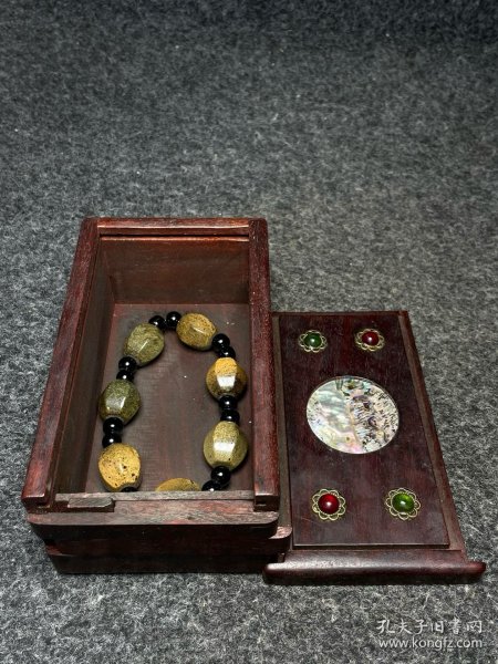 花梨木镶嵌螺钿首饰盒内珍藏高古玉手串 手串尺寸：直径15毫米 首饰盒尺寸：长宽高13.5/8/6厘米