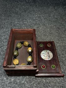 花梨木镶嵌螺钿首饰盒内珍藏高古玉手串 手串尺寸:直径15毫米 首饰盒尺寸:长宽高13.5/8/6厘米