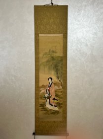 秋石筆 古笔美人图 名称:老字画【古笔美人图】老作品， 作者:秋石 材质:绢本绫裱立轴 规格:32*112 (画心尺寸cm) 规格:44*172（外径尺寸cm） 品相:如图 老旧，黄斑，褶皱， 轴头:轴头完整