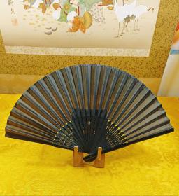 黑纯  日本京扇竹骨扇和风扇，绢面，竹骨  展开最宽幅约36Cm，约高20.5Cm，保管旧品。