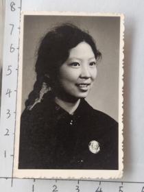 粗辫子美女佩戴毛主席像章照片(李恒相册)