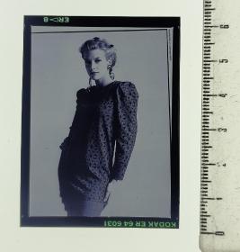 打包8张，120反转片底片，美女模特时装摄影艺术1，反转片底片正片胶片，出版社翻拍的杂志图片，大小4.5厘米×6厘米左右。