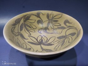卖一老碗，口径16.5厘米，高8厘米，足径6.5厘米。AI说是宋代越窑褐彩莲花碗，品相完好无瑕疵，单色釉，画花自然流畅。经典收藏瓷器，喜欢的朋友可以联系我。