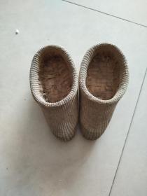 民国时期，蒲草手工编小脚鞋，长18.5