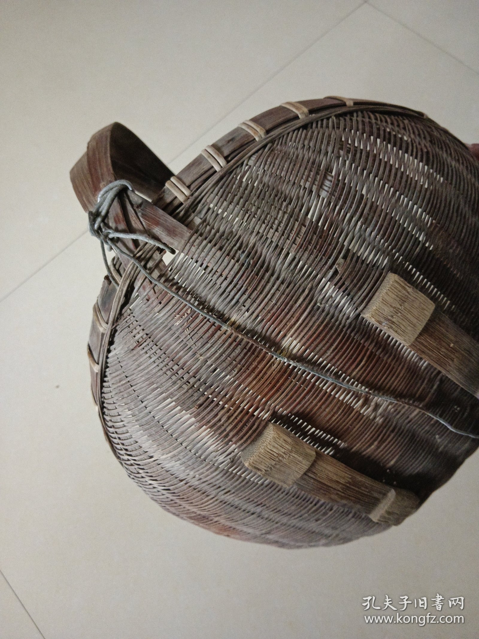 手工藤编小篓 有铁丝固定 其他边沿局部有缺断见图十箭头处