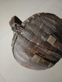 手工藤编小篓 有铁丝固定 其他边沿局部有缺断见图十箭头处