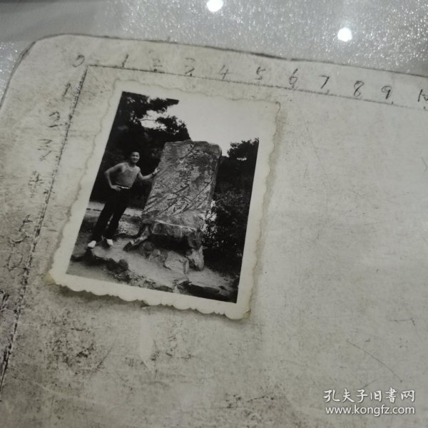 老照片：男青年照/石刻“江山如此多娇”