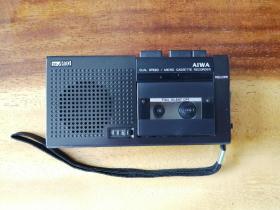 爱华AIWA TP-M10 微型磁带采访机 随身听，日本生产，带原装皮套（牛皮？），通电，按键灵敏，不转，电池仓有稍许铜锈。品相上乘，不保证功能能使用。特殊藏品，看清楚再下单，建议拍前多咨询，无法退换。