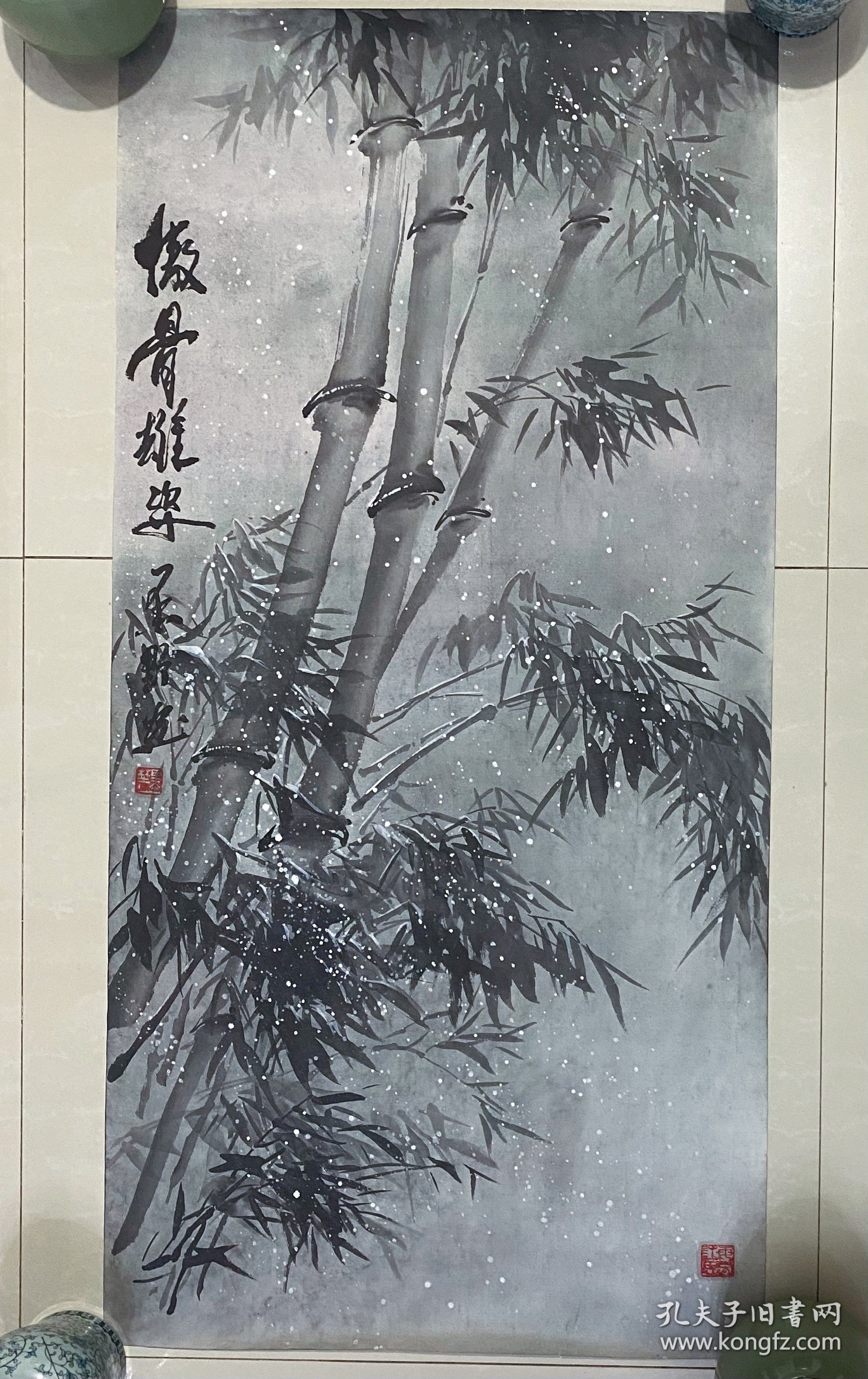 竹子，墨竹，傲骨雄姿，写意画法，泼墨晕染，真人真迹纯手绘作品，河北省美协郭亚军老师的原创大作，本人承诺假一赔万，支持第三方鉴定。老师的竹子创作很有意境，看整体构图，画的很灵动，惟妙惟肖。尺寸：1米×50公分的，三尺整张的，家里客厅，中堂，卧室，书房，茶室，玄关都可悬挂！竹子挂在家里，具有节节高之意。