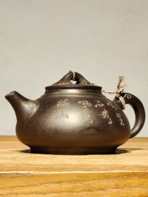 精致紫砂壶 包浆浓厚 砂质一流 器型精美 品相完好 收藏使用均可。