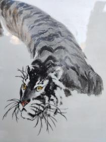 王安维，国家级高级工艺美术师。中国工艺美术大师王隆夫之子。1964年3月出生于景德镇陶瓷世家。毕业于陶瓷学院美术系。现任艺术瓷厂美术研究所所长。2001年被评为：江西十大杰出青年。并当选市人大代表。系中国美术家协会、中国书法家协会江西分会会员。中国工艺美术学会会员。历任市八、九届政协委员，市美术家协会常务理事。