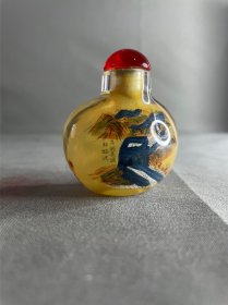 玻璃材质内画鼻烟壶一只，高5.3厘米左右，宽4.9厘米左右，厚3.2厘米左右。