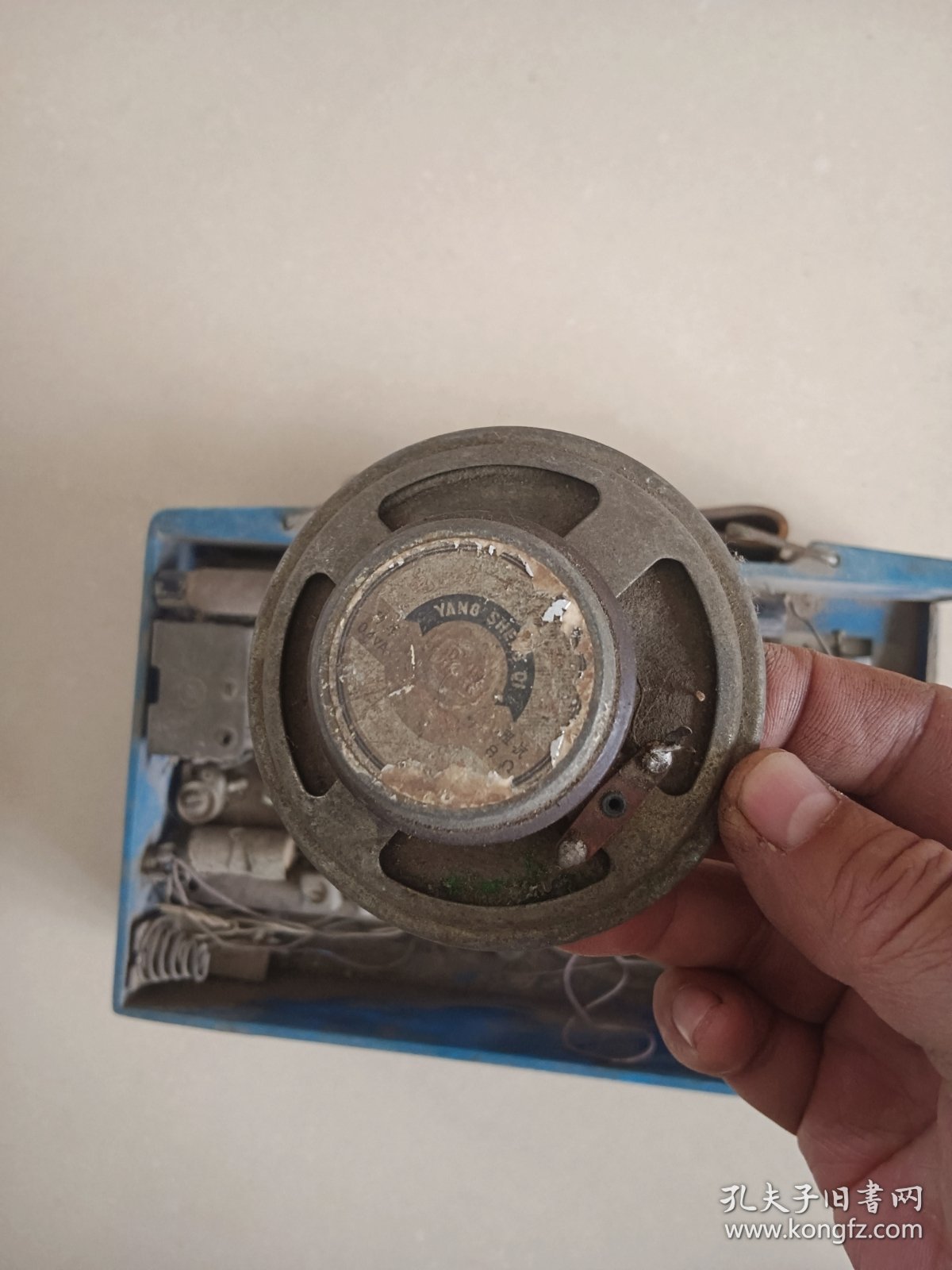 前哨牌为人民服务老收音机 缺后盖子喇叭应该是后配 没有固定，（一线在老维修师傅收来的）摆件道具收藏使用