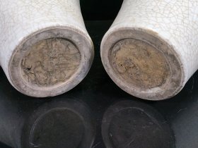 元成宗大德五年制，青花开片鬼谷子下山图纹贯耳瓶一对，全品无残，品相完整，成色如图！