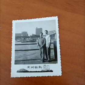 1971年广州海珠大桥岸边留影