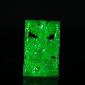 珍藏1完美高冰精工雕刻翡翠冰种帝王绿【大鹏展翅】 规格：78*53*15mm 水头足，质地细腻纯净无瑕疵，颜色为纯正、明亮、浓郁、非常漂亮。