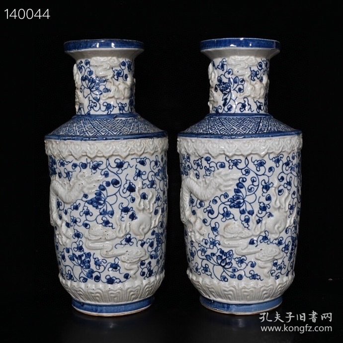 大明嘉靖青花留白雕刻龙纹瓶