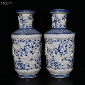 大明嘉靖青花留白雕刻龙纹瓶