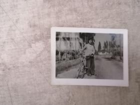 老照片: 70年代美女骑和自行车