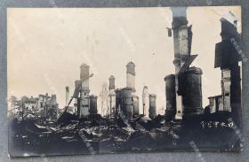 1930年代 中国东北地区被“抗日放火团”焚毁的日本军营舍 银盐老照片一枚（相纸较厚，背面明信片格式。）