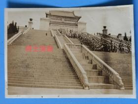 1947年5月12日国军400多将官至南京中山陵哭陵老照片
