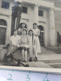 1961年中南矿冶学院学生在北京清华大学合影照片1.长腿美女(80年代改名中南工业大学，现为中南大学，学生晓光、至贤相册。人物涉及符玉书、叶英、陈培修、林学照、金荣、黄世洪、肖小白等)