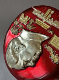 一九六九年【国庆 多彩礼花 夜光像章】共和国成立20周年纪念章1949–1969年，工艺非常漂亮，4种颜色的花瓣9朵花，代表49年中华人民共和国成立，国庆、20、花蕊都是夜光的，晚上看非常漂亮，直径:10.1厘米，代表10月1日国庆节，精心设计的非常完美，精工细作，保老保真、非常少见难得！