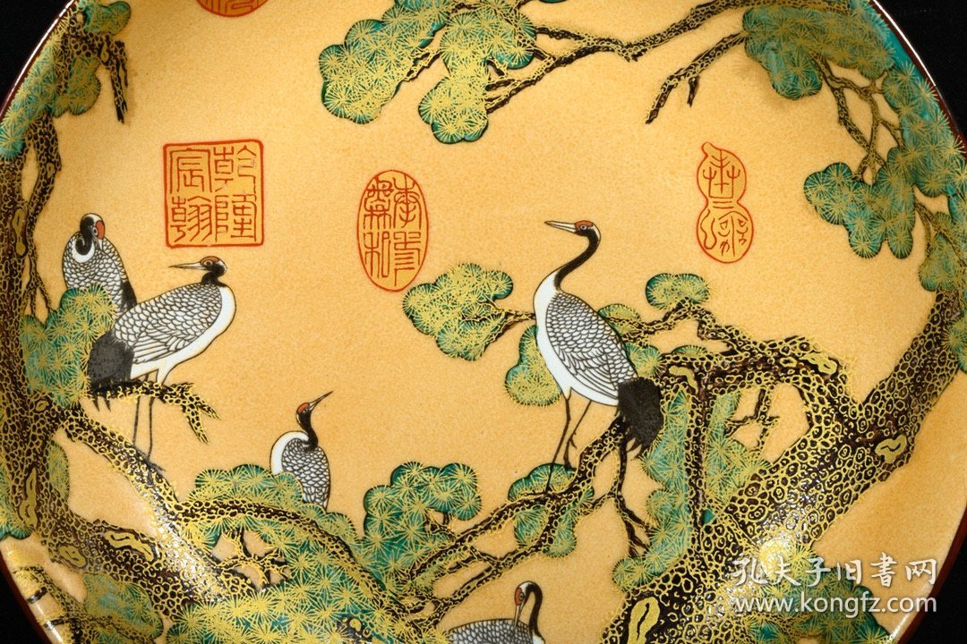 清乾隆年制珐琅彩描金松鹤延年纹赏盘，高4.7×21.8厘米