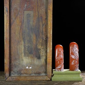 珍藏木盒寿山石田黄雕刻山水人物薄意印章一套，印章尺寸分别约为：3×2.5×10厘米、2.8×2.7×9.3厘米，印章净总重334克，品相佳 收藏佳品