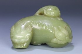 清代 和田黄玉子母瑞兽摆件，尺寸10.5*8.8*6厘米，重598克