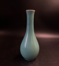 青瓷净瓶 肚径7.5厘米 高18.5厘米