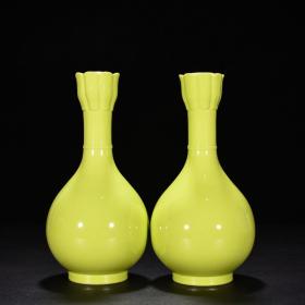 清雍正柠檬黄釉蒜头瓶
高25厘米      宽13厘米
1500